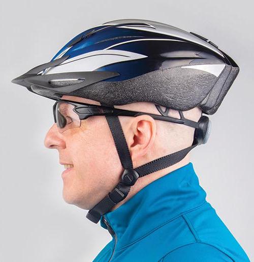 一个戴着自行车头盔的男人的侧面照片显示了完美的契合度.